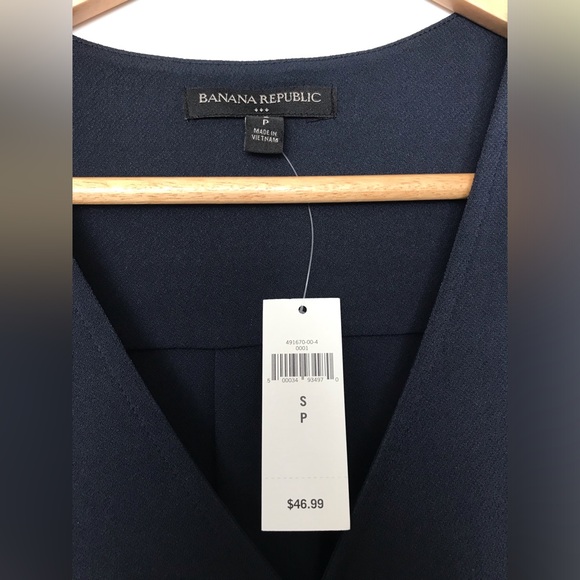 Beautiful Banana Republic Dark Blue V-Neck Top - Picture 5 of 5